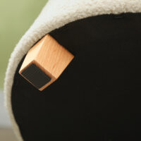 Runde cremeweisse Sitzbank mit weicher Kaschmiroptik-Polsterung und stabilem Holzrahmen, bietet eleganten Stauraum.