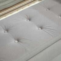 Hellgraue Sitzbank mit Stauraum in Samtoptik, Masse 107x42x65cm. Bringt Eleganz und praktische Aufbewahrung in den Raum.