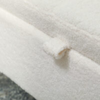 Weisse bequeme Sitzbank in kuscheliger Teddysamtoptik mit robustem Metallrahmen und grosszügigem Stauraum, ideal für Gemütlichkeit und Ordnung.