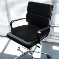 Schwarzes ergonomisches orthopädisches Sitzkissen aus Memory-Schaum, unterstützt eine gesunde Sitzhaltung und entlastet den Rücken.
