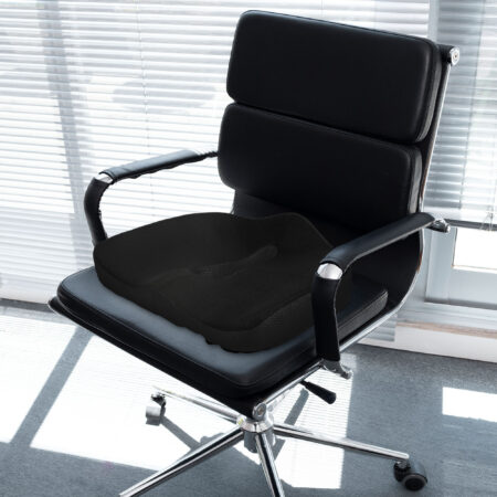 Schwarzes ergonomisches orthopädisches Sitzkissen aus Memory-Schaum, unterstützt eine gesunde Sitzhaltung und entlastet den Rücken.