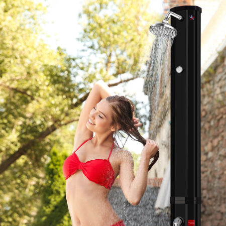Schwarze Gartendusche mit 35L Wassertank und integriertem Thermometer.