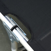 Schwarze, ergonomische Sonnenliege mit 5-facher Verstellung.