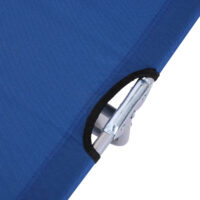 Blaue, klappbare Sonnenliege mit Dach und verstellbarer Rückenlehne.