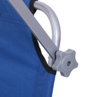 Blaue, klappbare Sonnenliege mit Dach und verstellbarer Rückenlehne.