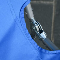 Blaue, klappbare Sonnenliege für die Terrasse, belastbar bis 120kg.