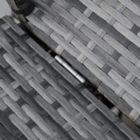 Graue Sonnenliege aus Polyrattan mit integriertem Sonnendach.