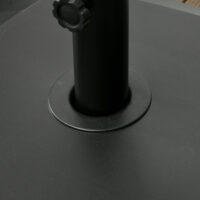 Schwarzer Metall-Sonnenschirmständer 43-60kg mit Rollen.