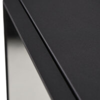 Ein moderner Spiegelschrank aus schwarzem Edelstahl mit einem Glasregal.