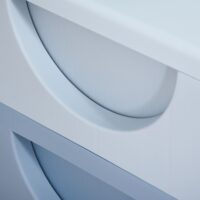 Blaue Kinderkommode zur Spielzeugaufbewahrung mit drei geräumigen Ebenen und bunten Stoffschubladen. Eine ideale Lösung, um das Kinderzimmer ordentlich und übersichtlich zu halten.