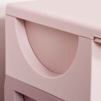 Rosa Kinderkommode mit drei Fächern und Stoffboxen, perfekt zur Spielzeugaufbewahrung und Organisation im Mädchenzimmer. Schafft schnell Ordnung und ist leicht zugänglich für kleine Kinder.
