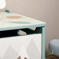 Grüne Spielzeugkiste für das Kinderzimmer mit einem niedlichen Tierdesign auf dem abnehmbaren Deckel. Perfekt zum schnellen Aufräumen und als dekoratives Element.