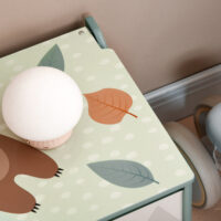 Grüne Spielzeugkiste für das Kinderzimmer mit einem niedlichen Tierdesign auf dem abnehmbaren Deckel. Perfekt zum schnellen Aufräumen und als dekoratives Element.