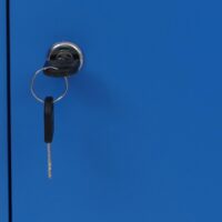 Spind Schließfach blau mit 3 Türen aus Stahl 90x38x45 cm