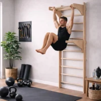 Ein Mann der auf einer Sprossenwand Übungen macht.