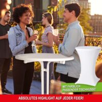 Eleganter Bistrotisch mit weißer Tischhusse für Feierlichkeiten.