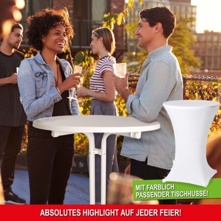 Eleganter Bistrotisch mit weißer Tischhusse für Feierlichkeiten.