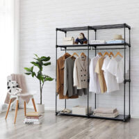 Grauer Stoff-Kleiderschrank, leicht und flexibel einsetzbar.