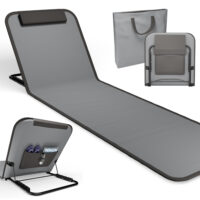 Kompakte, tragbare Strandliege mit verstellbarer Liegefläche.