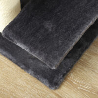 Graue Tiertreppe mit 4 Stufen, hilft Haustieren beim Erreichen erhöhter Schlafplätze oder Möbel.