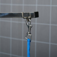 Drehbarer Trimmtisch aus Aluminium mit rutschfester Oberfläche.