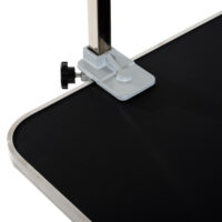 Schwarzer, klappbarer Trimmtisch für Hundepflege.