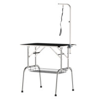 Schwarzer, klappbarer Trimmtisch für Hundepflege.