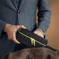 Stilvolles Uhren-Organizer Reiseetui für bis zu 3 Uhren aus PU-Leder und Wildlederimitat. Perfekt für Geschäftsreisen und Wochenendausflüge. Maße: 10 x 20 x 9 cm, Gewicht: 390 g.