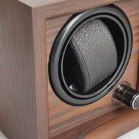 Detailansicht Uhrenbeweger Mr. Smith – Holzgehäuse dunkelbraun mit schwarzem Lederkissen für Automatikuhr