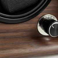 Nahaufnahme Drehregler am Uhrenbeweger Mr. Smith – Dunkelbraunes Holzdesign mit 4 Modi