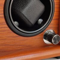 Detailaufnahme vom Uhrenbeweger Mr. Smith in Hellbraun, Innenleben mit Kissenhalterung