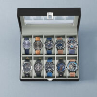 Elegante Uhrenbox aus schwarzem PU-Leder mit Glasdeckel und dunkelgrauen Nähten. Bietet Platz für 10 Uhren, schützt vor Staub und Kratzern und präsentiert die Sammlung stilvoll. Maße: 21 x 25 x 8,5 cm, Gewicht: 0,9 kg.