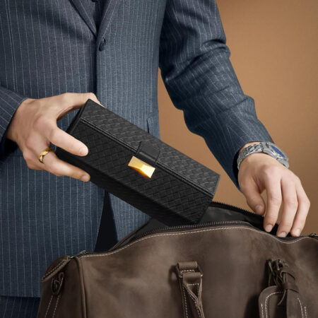 Uhren-Etui mit Geheimfach aus schwarzem PU-Leder, mit herausnehmbarem Uhrenkissen und verstecktem Stauraum. Elegantes Design mit Samtfutter, ideal für Uhrenliebhaber und Geschäftsreisende. Maße: 9,8 x 21,2 x 8,7 cm.