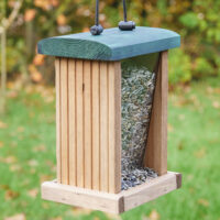 Vogelfutterhaus Grünspitz mit Plexiglasscheiben und Aufhängung.