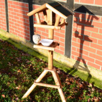 Dekoratives Vogelhäuschen mit Ständer, wetterfest und perfekt zur Vogelfütterung.