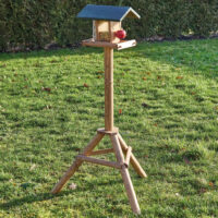 Wetterfestes und dekoratives Vogelhäuschen mit Ständer, ideal zur Vogelfütterung.