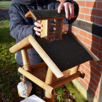 Dekoratives Vogelhäuschen mit Ständer, wetterfest und perfekt zur Vogelfütterung.