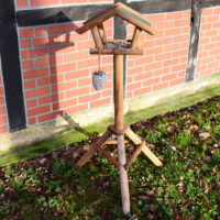 Wetterfestes Futterhaus mit Ständer, dekorativ für die Vogelfütterung.