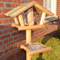 Dekoratives Vogelhäuschen mit Ständer, wetterfest und perfekt zur Vogelfütterung.