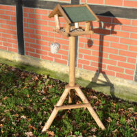 Wetterfestes Futterhaus mit Ständer, dekorativ für die Vogelfütterung.