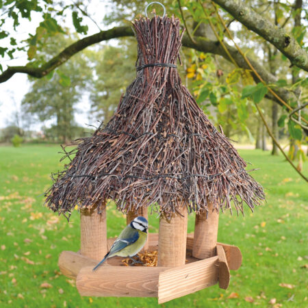 Wetterfestes Vogelhaus Naturblick aus Holz mit Reisigdach und Aufhängering.