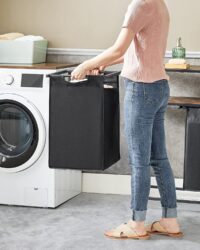 Wäschekorb mit zwei Fächern und integrierter Ablage für zusätzlichen Stauraum.