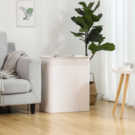 Weißer Wäschekorb mit Deckel, der Wäsche vor Staub und Blicken schützt.