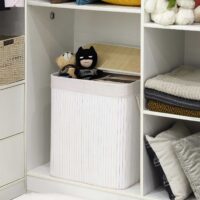 Weißer Wäschekorb mit Deckel, der Wäsche vor Staub und Blicken schützt.