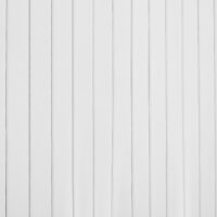 Weißer Wäschekorb mit Deckel, der Wäsche vor Staub und Blicken schützt.