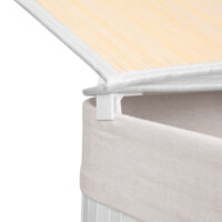 Weißer Wäschekorb mit Deckel, der Wäsche vor Staub und Blicken schützt.