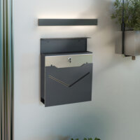 Ein anthrazitfarbener Wandbriefkasten aus Stahl mit Zeitungsfach, Maße 37x105x37cm.