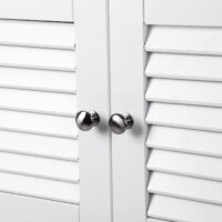 Waschbeckenschrank mit Lamellentüren im Landhausstil, zeitlos und elegant.