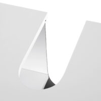 Waschbeckenschrank mit Lamellentüren im Landhausstil, zeitlos und elegant.