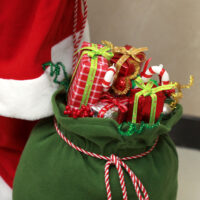 Weihnachtsdeko Weihnachtsmann Figur 140cm mit Geschenk & Glocken